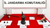 Edirne'de tarihi eser operasyonu; asker figürlü heykel, madalyon ve kılıçlar ele geçirildi