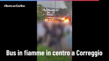Bus in fiamme in centro a Correggio: il video