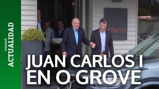El rey Juan Carlos sale de un restaurante con amigos en O Grove