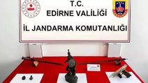 Edirne'de tarihi eser operasyonu: Asker figürlü heykel, madalyon ve kılıçlar ele geçirildi
