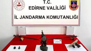 Edirne'de tarihi eser operasyonu: Asker figürlü heykel, madalyon ve kılıçlar ele geçirildi