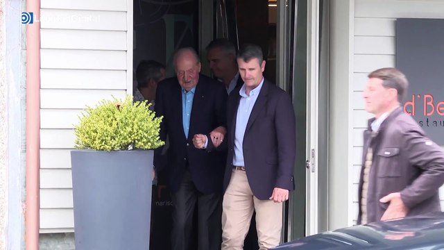El emérito Juan Carlos visto en España saliendo de un restaurante con amigos en O Grove