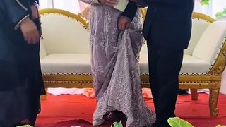 شاب سعودي يفاجئ خادمته الاندنيسية ويحضر حفل زفافها.. وهكذا كانت ردة فعل عريسها التي صدمت الجميع