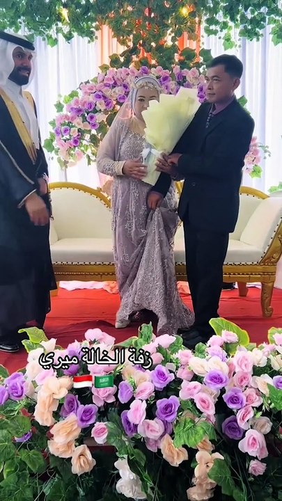 شاب سعودي يفاجئ خادمته الاندنيسية ويحضر حفل زفافها.. وهكذا كانت ردة فعل عريسها التي صدمت الجميع