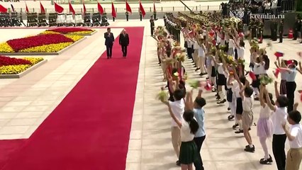 Putin arranca su visita a Pekín firmando un documento con Xi para reforzar sus relaciones