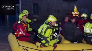 Maltempo in Lombardia, intervento dei Vigili del fuoco su canotto