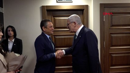 Özgür Özel, Müsavat Dervişoğlu'nu ziyareti etti