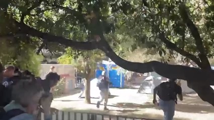 Estudiantes de la Universidad de Valencia saltan la valla de la facultad de Filosofía en las protestas propalestina