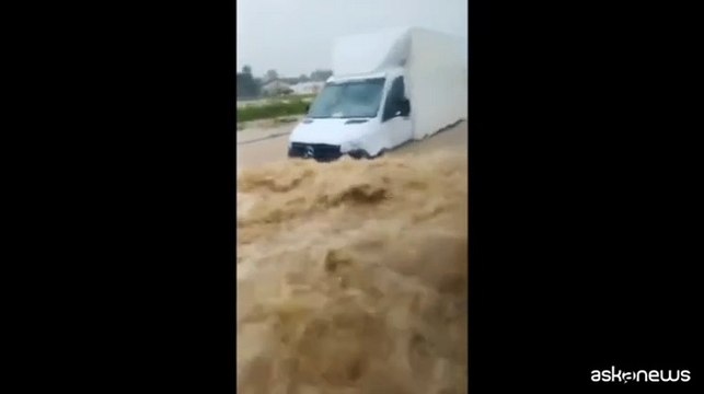 Maltempo in Lombardia, l'acqua entra dentro l'autobus in corsa