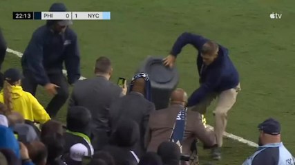 Video, procione in campo in Mls: catturato al volo con un bidone