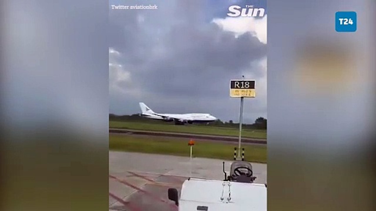 Boeing yolcu uçağı, kalkış esnasında motorundan alev püskürttü