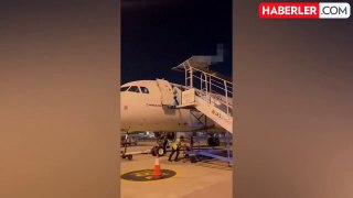 Merdivenin kaldırıldığını fark etmeyen havaalanı personeli, uçaktan piste düşüp ağır yaralandı