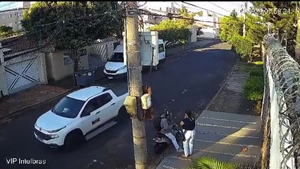 Homem usa o próprio carro para salvar enfermeira que estava a ser assaltada