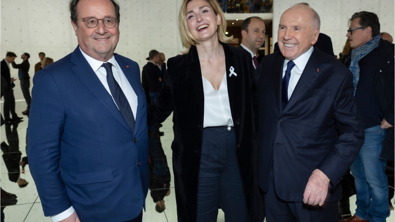 Gênée, Julie Gayet refuse de montrer une photo de François Hollande en direct à la télé, "La honte !"