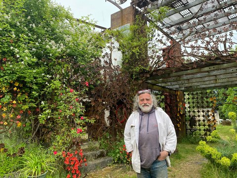 Un artiste stocke de la ferraille pour ses oeuvres, l'Etat considère les lieux comme une déchetterie