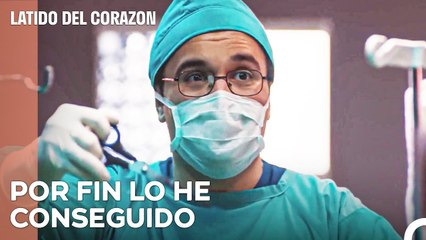 Samet Retiró Las Tijeras De La Cabeza Del Hombre - Latido Del Corazon