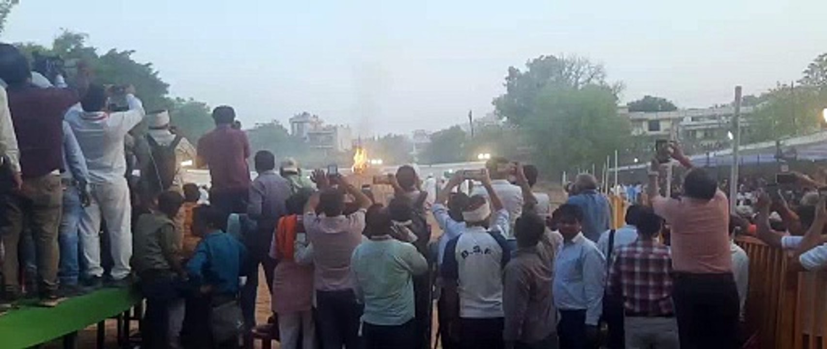 ज्योतिरादित्य सिंधिया ने राजमाता माधवी राजे सिंधिया को दी मुखाग्नि