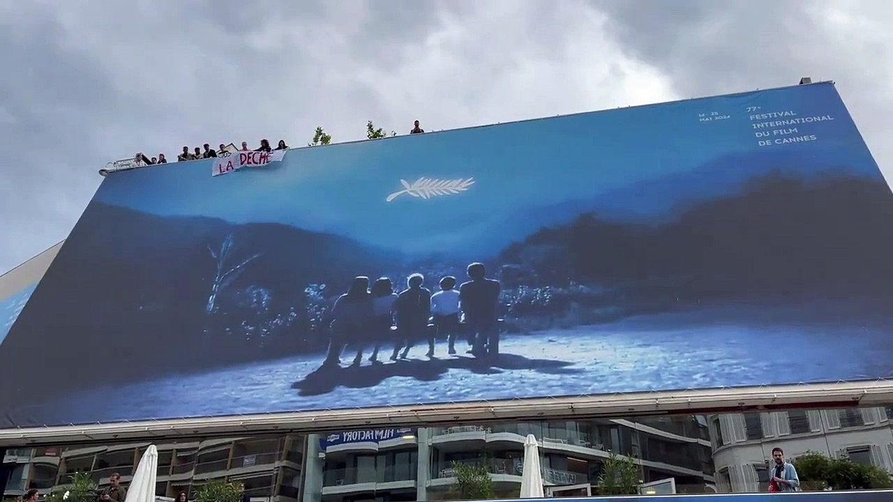 Trabajadores del Festival de Cannes protestan en el estreno de la película inaugural