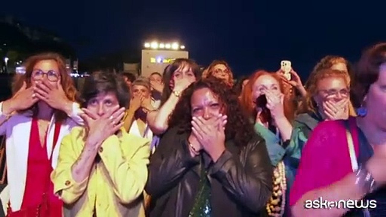 Cannes 2024: applausi e commozione per "Moi aussi" proiettato in spiaggia