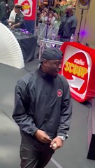 Dadju : un fan lui saute dessus en plein concert, la vidéo surréaliste de la scène