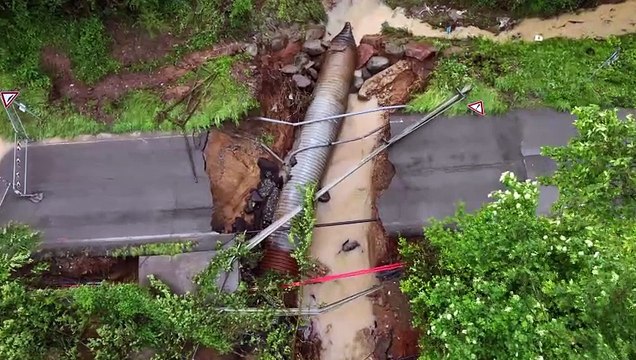 Maltempo in Lombardia, cede un tratto di strada a Cavenago per la piena di un torrente