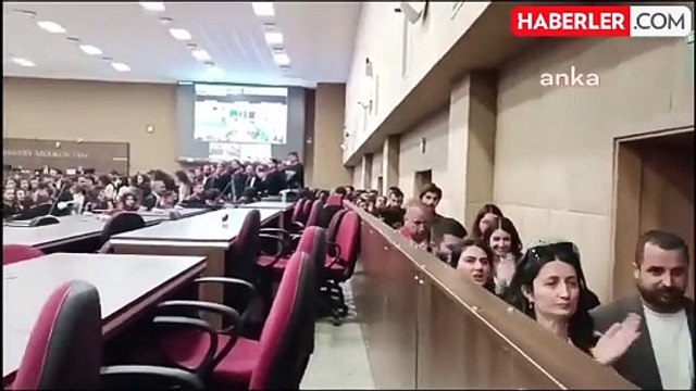 Kobani Davası'nda karar açıklanırken avukatlar masaları yumruklayıp slogan attı