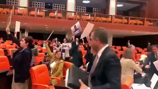 DEM Parti ve CHP Milletvekilleri, Kobani Davası'nda çıkan kararları Türkiye Büyük Millet Meclis'inde protesto ediyor.