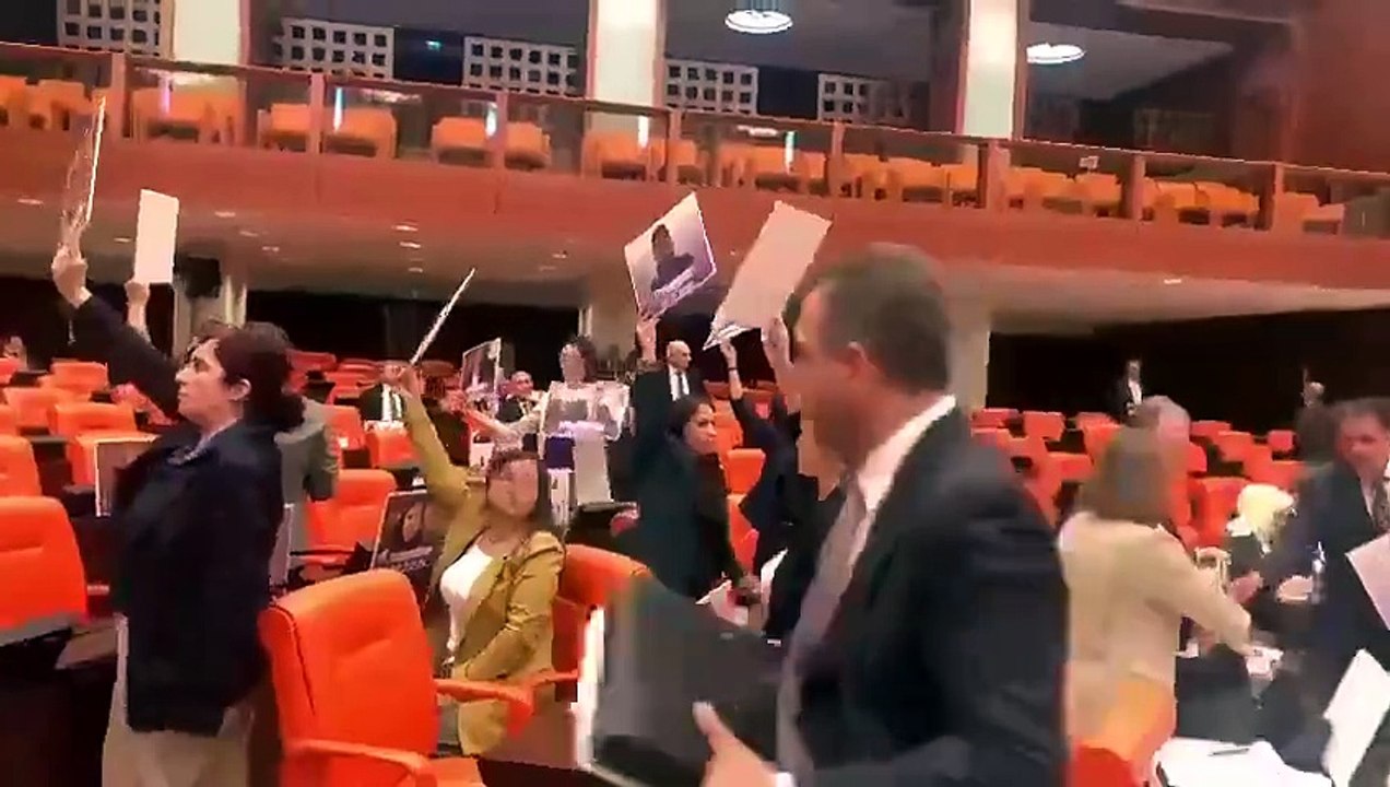 DEM Parti ve CHP Milletvekilleri, Kobani Davası'nda çıkan kararları Türkiye Büyük Millet Meclis'inde protesto ediyor.