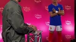Mbappé découvre son double de cire