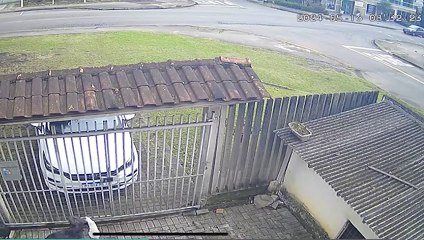 Caminhão bate em muro no Cajuru