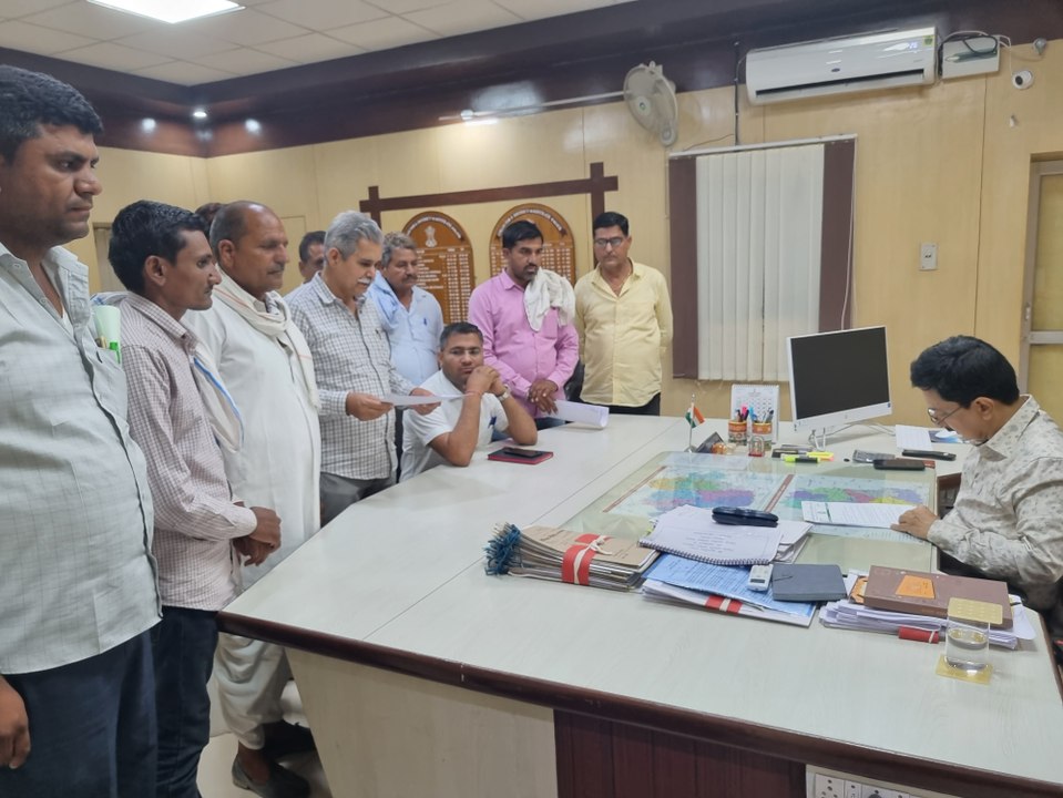 कलक्टर साहब अब तो छुड़वा दो, नहीं तो फिर हम लोग बरबाद हो जाएंगे, रहम करो.....