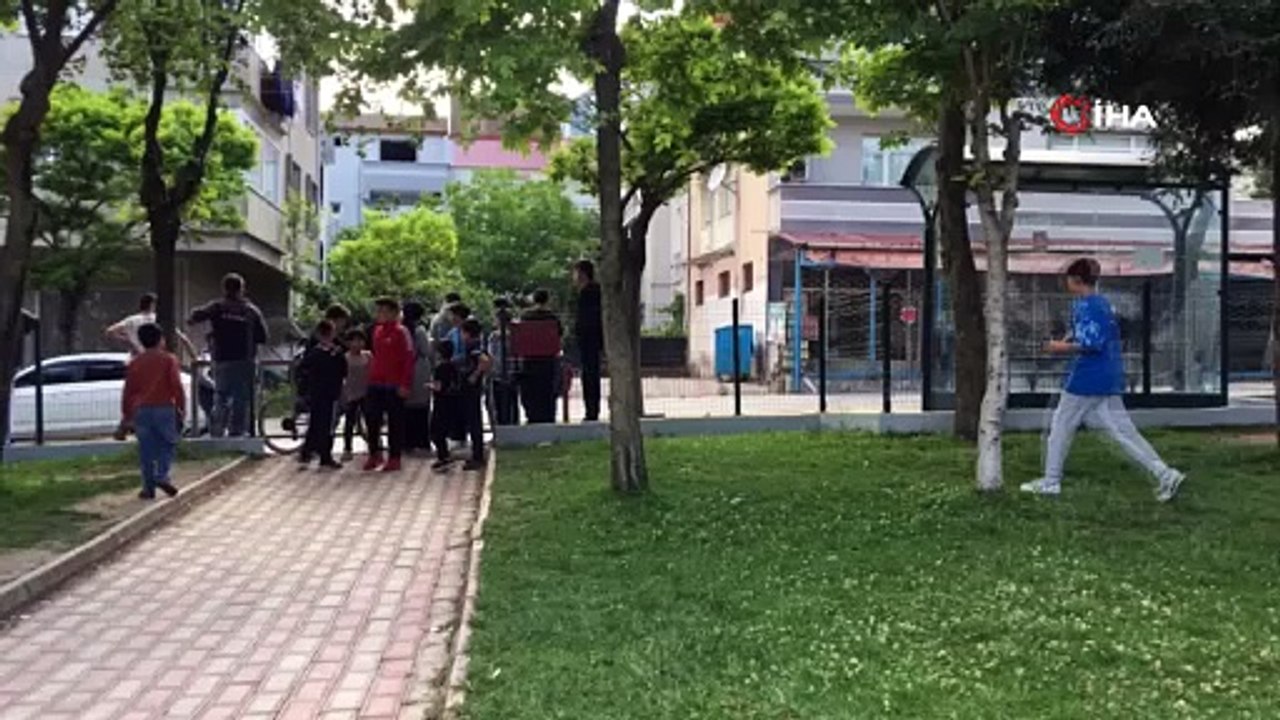 Çocuk parkında kanlı bıçaklı kavga: 2 yaralı