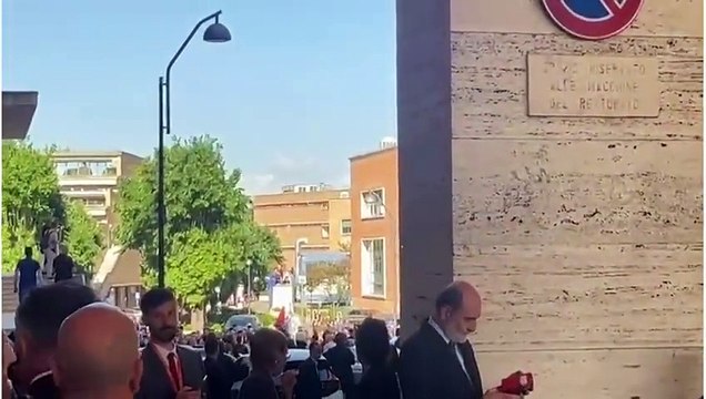 Roma, l'arrivo di Mattarella alla Sapienza: proteste e cori pro Palestina degli studenti