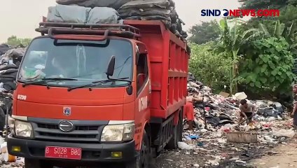 Sampah Mengunung Setinggi 5 Meter dan Timbulkan Bau dalam Lahan Kosong di Jakbar
