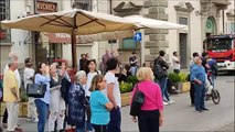 Prato, uomo si arrampica su una gru in piazza San Francesco