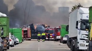 Incendio en una planta de reciclaje de Aldeamayor