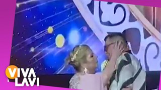 Margarita 'La Diosa de la Cumbia' se agarra a besos en pleno escenario