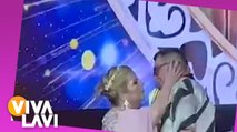 Margarita 'La Diosa de la Cumbia' se agarra a besos en pleno escenario