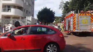 Duster capota após colisão com Fiesta no bairro Neva