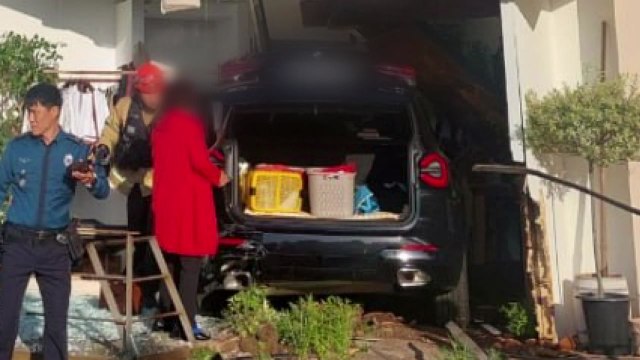 70대 운전자, 차량 3대 들이받고 상가 건물로 돌진...5명 다쳐 / YTN