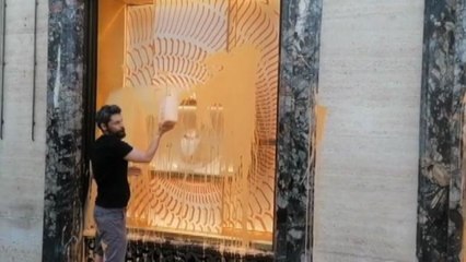 Blitz di Ultima Generazione: imbrattate vetrine in via Condotti