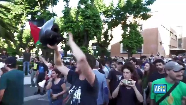 Tensioni tra studenti e polizia all'esterno dell'Università La Sapienza a Roma