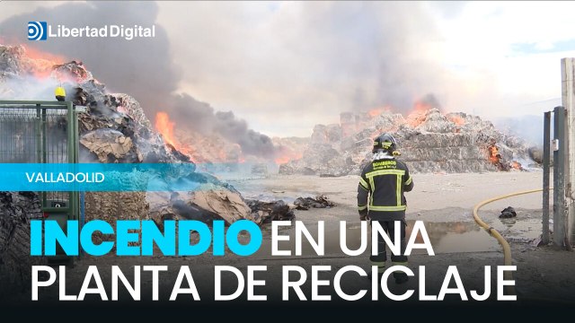 Fuerte incendio en una planta de reciclaje en Aldeamayor