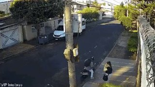 Homem atropela ladrão para proteger enfermeira durante assalto