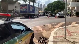 Duster capota após forte colisão de trânsito com Fiesta na Rua Manoel Ribas no centro de Cascavel