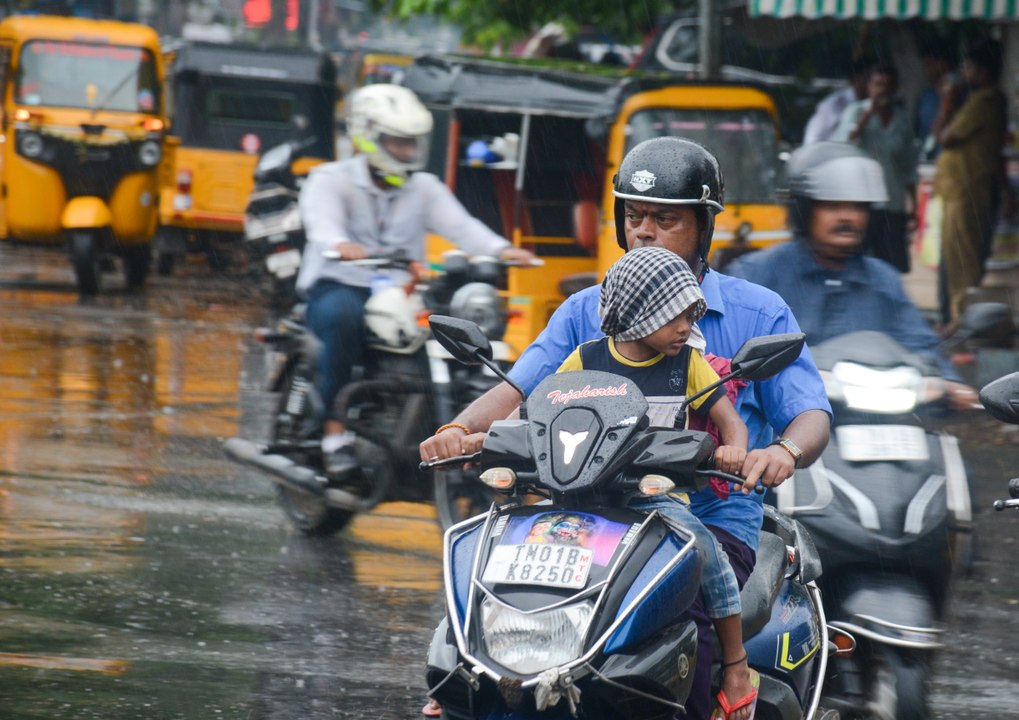 चेन्नई में दिनभर छाए रहे बादल... कई इलाकों में झमाझम.. देखें वीडियो..