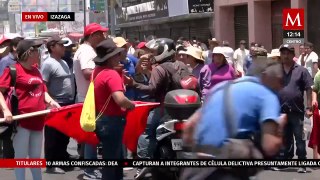 Manifestantes de la CNTE golpean a motociclista en centro de CdMx