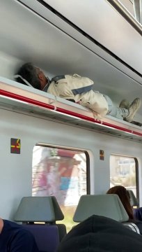 El surrealista lugar elegido por un pasajero para estirarse en un tren de Rodalies