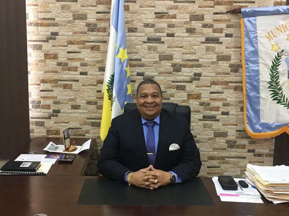 Alcalde de Colón, Alex Lee, es conducido a la Fiscalía Anticorrupción