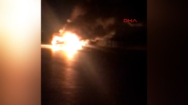 Ters yöne giren otomobil taksi ile çarpışınca araçlar alev alev yandı